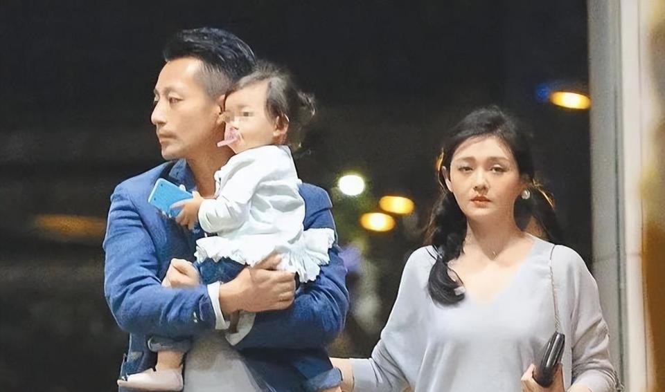 汪小菲元旦连发4条视频,玥儿姐弟露正脸,太像大S 眼含热泪看烟花(图4) 汪小菲元旦连发4条视频,玥儿姐弟露正脸,太像大S 眼含热泪看烟花(图4)