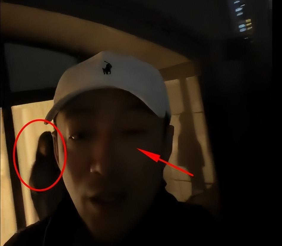 汪小菲元旦连发4条视频,玥儿姐弟露正脸,太像大S 眼含热泪看烟花(图11) 汪小菲元旦连发4条视频,玥儿姐弟露正脸,太像大S 眼含热泪看烟花(图11)