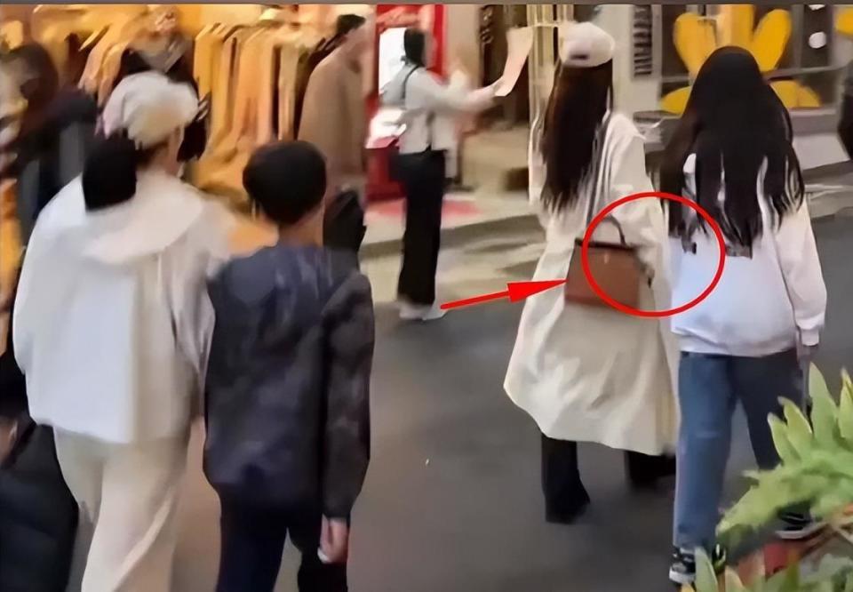 汪小菲元旦连发4条视频,玥儿姐弟露正脸,太像大S 眼含热泪看烟花(图8) 汪小菲元旦连发4条视频,玥儿姐弟露正脸,太像大S 眼含热泪看烟花(图8)