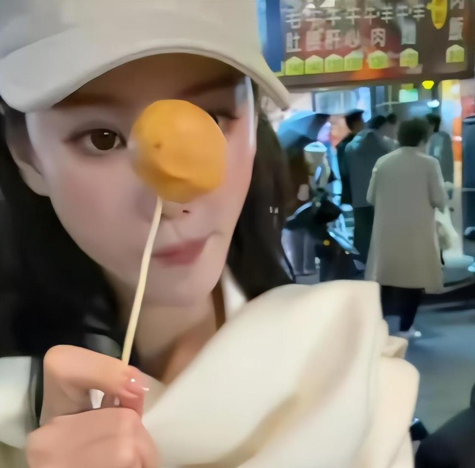 汪小菲元旦连发4条视频,玥儿姐弟露正脸,太像大S 眼含热泪看烟花(图12) 汪小菲元旦连发4条视频,玥儿姐弟露正脸,太像大S 眼含热泪看烟花(图12)