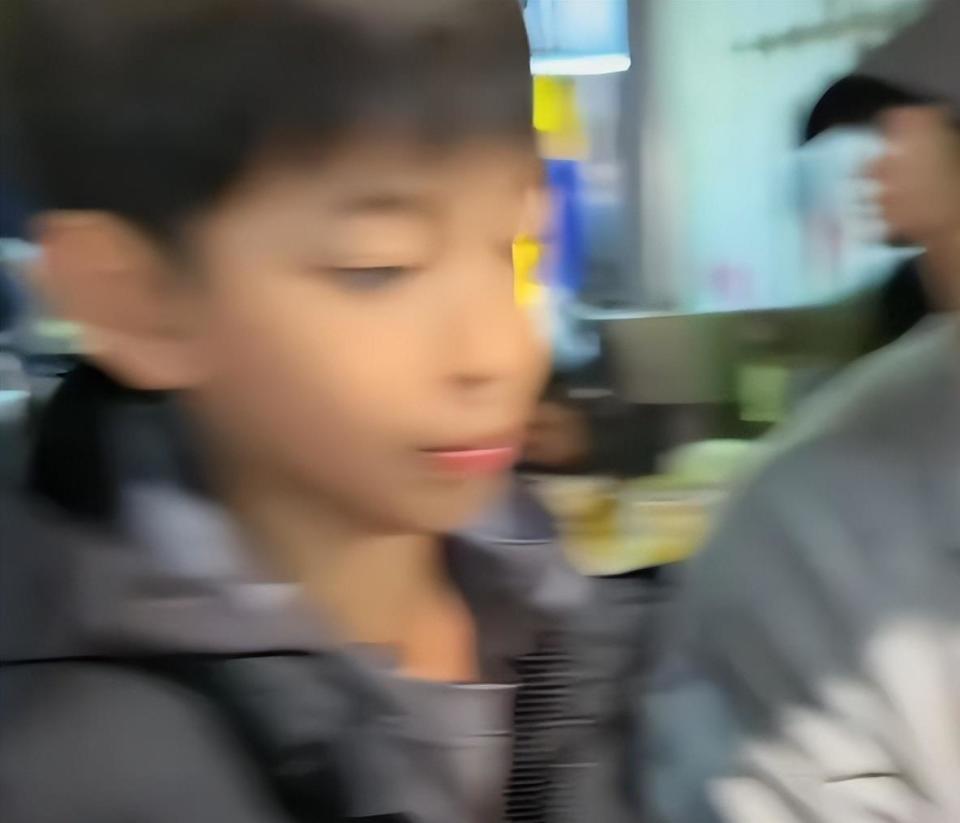 汪小菲元旦连发4条视频,玥儿姐弟露正脸,太像大S 眼含热泪看烟花(图13) 汪小菲元旦连发4条视频,玥儿姐弟露正脸,太像大S 眼含热泪看烟花(图13)