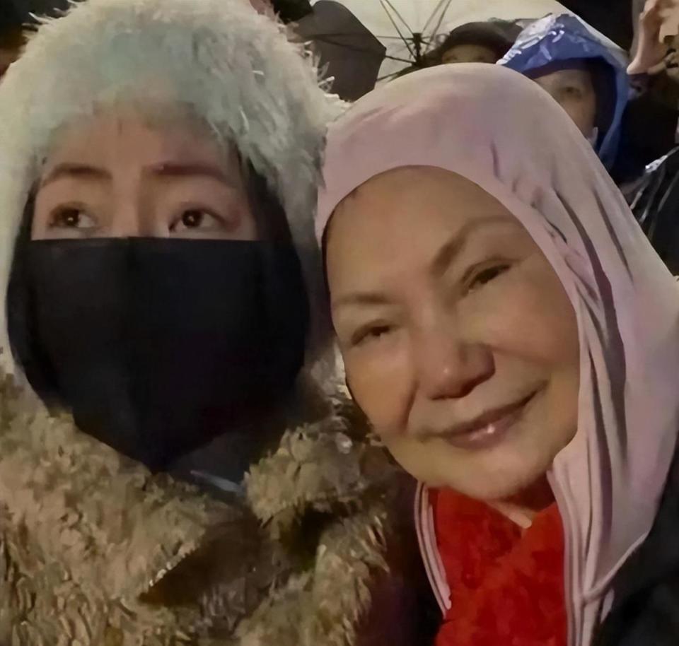 汪小菲元旦连发4条视频,玥儿姐弟露正脸,太像大S 眼含热泪看烟花(图15) 汪小菲元旦连发4条视频,玥儿姐弟露正脸,太像大S 眼含热泪看烟花(图15)