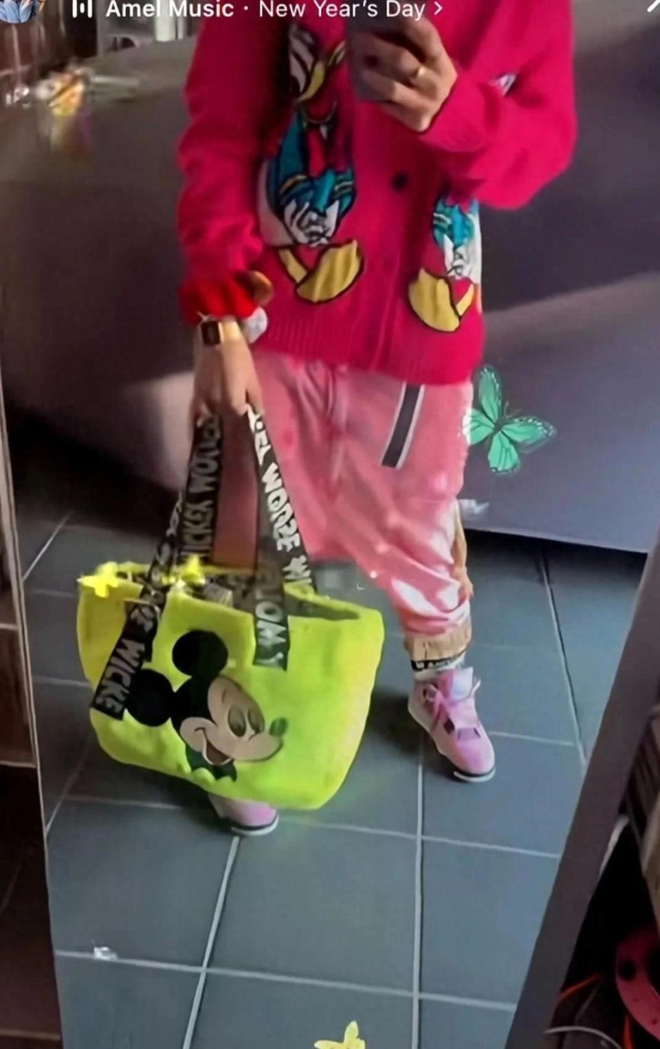 张柏芝带小儿子去迪士尼玩，穿搭时尚，感叹小朋友长大了抱不动了(图1)