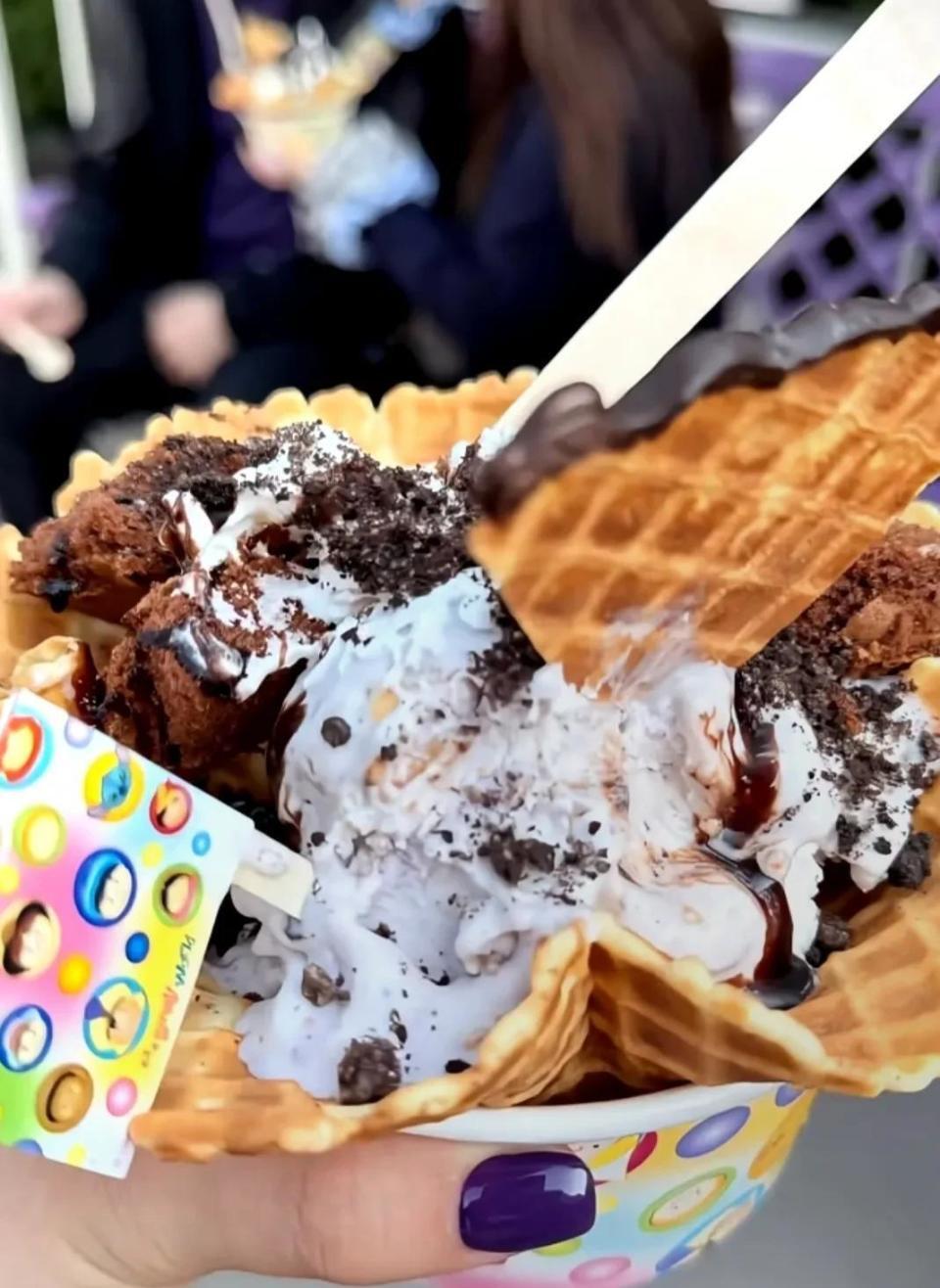 张柏芝带小儿子去迪士尼玩，穿搭时尚，感叹小朋友长大了抱不动了(图4)