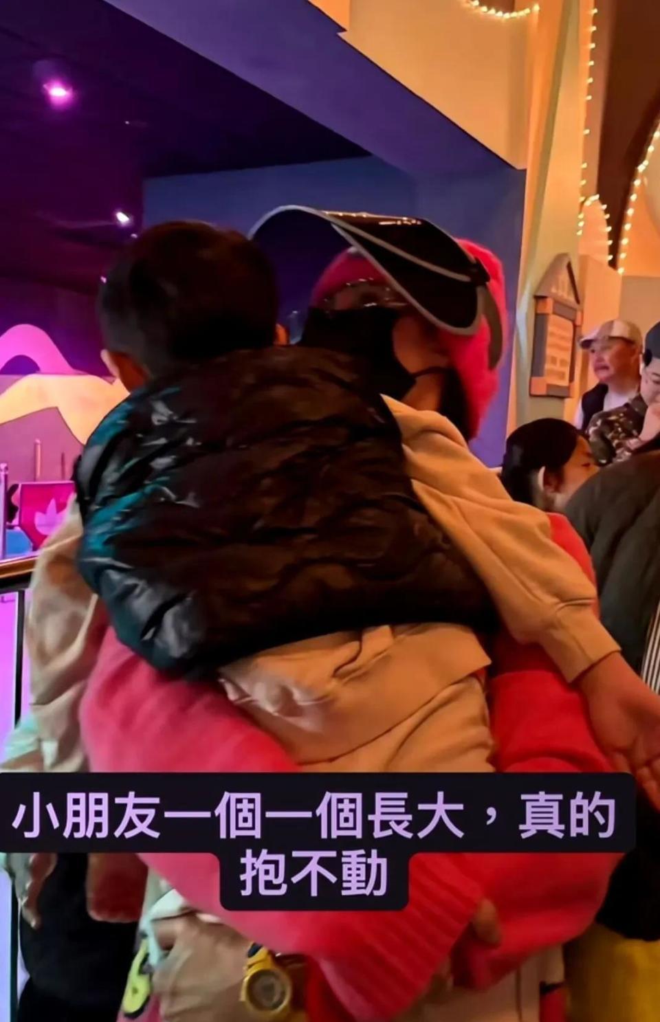 张柏芝带小儿子去迪士尼玩，穿搭时尚，感叹小朋友长大了抱不动了(图5)