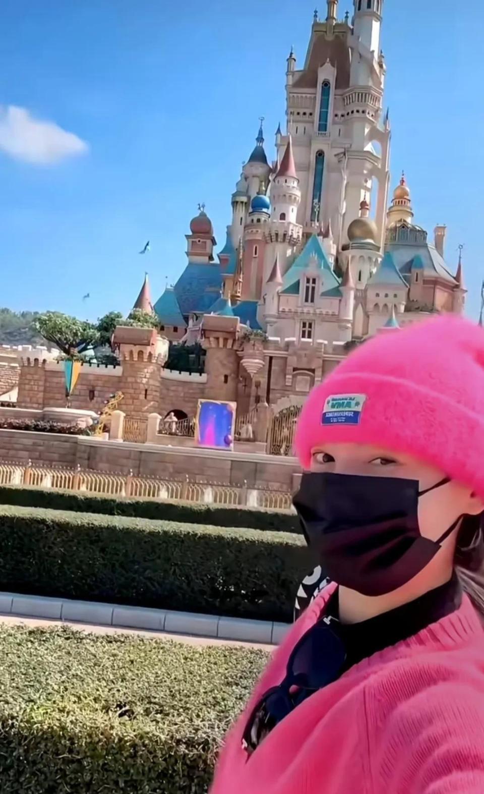 张柏芝带小儿子去迪士尼玩，穿搭时尚，感叹小朋友长大了抱不动了(图3)