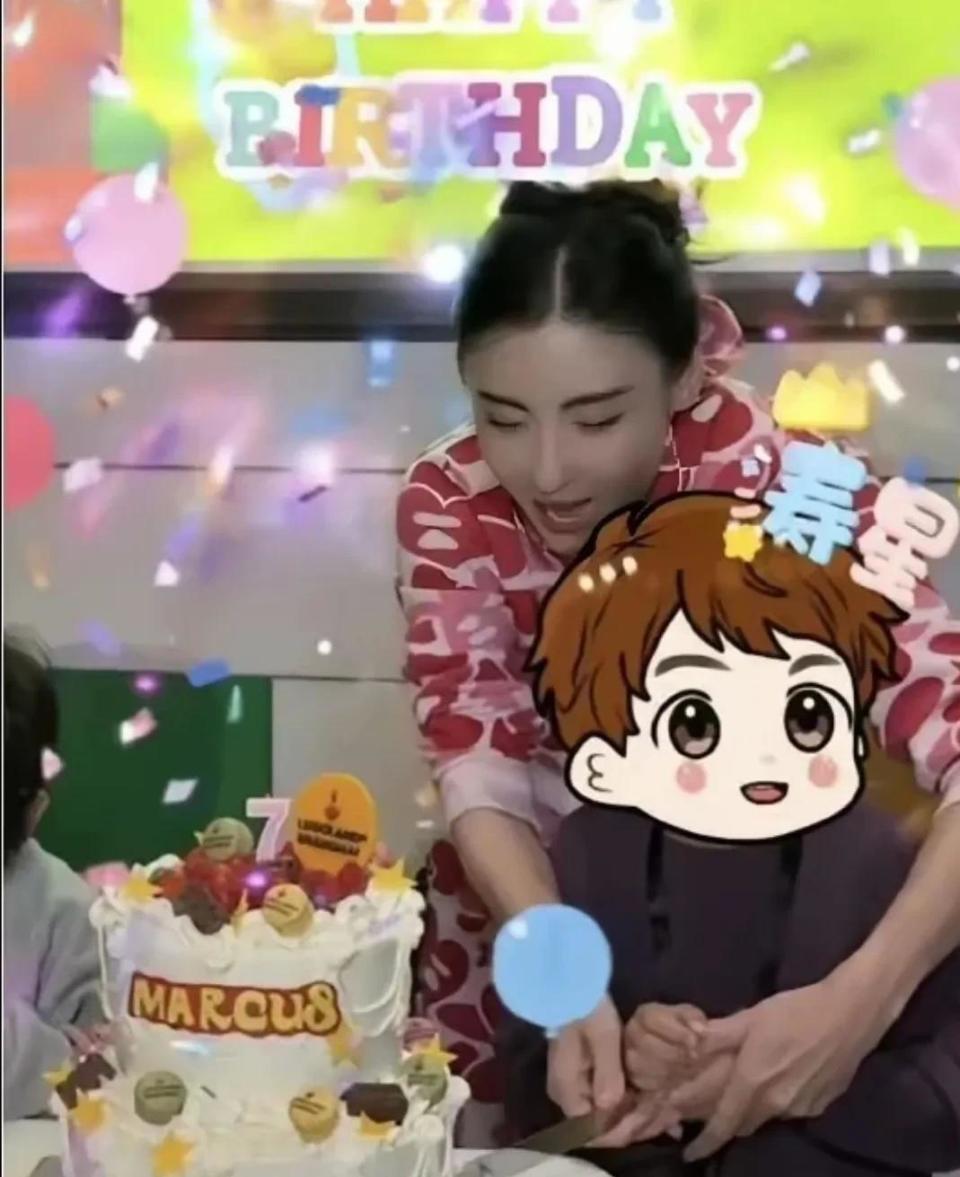 张柏芝带小儿子去迪士尼玩，穿搭时尚，感叹小朋友长大了抱不动了(图7)