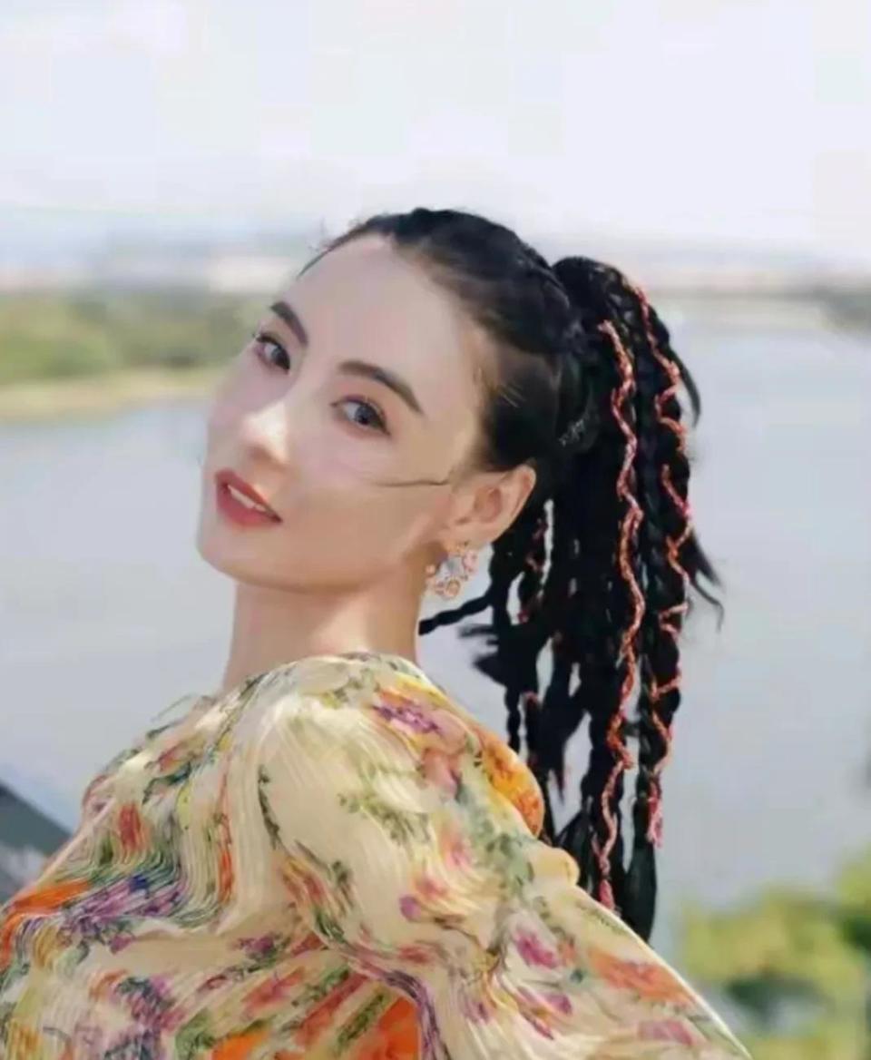 张柏芝带小儿子去迪士尼玩，穿搭时尚，感叹小朋友长大了抱不动了(图9)