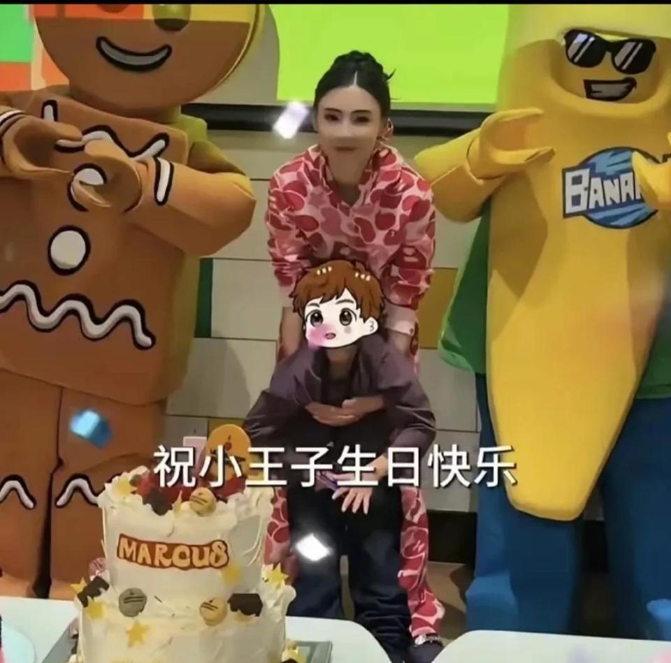 张柏芝带小儿子去迪士尼玩，穿搭时尚，感叹小朋友长大了抱不动了(图6)