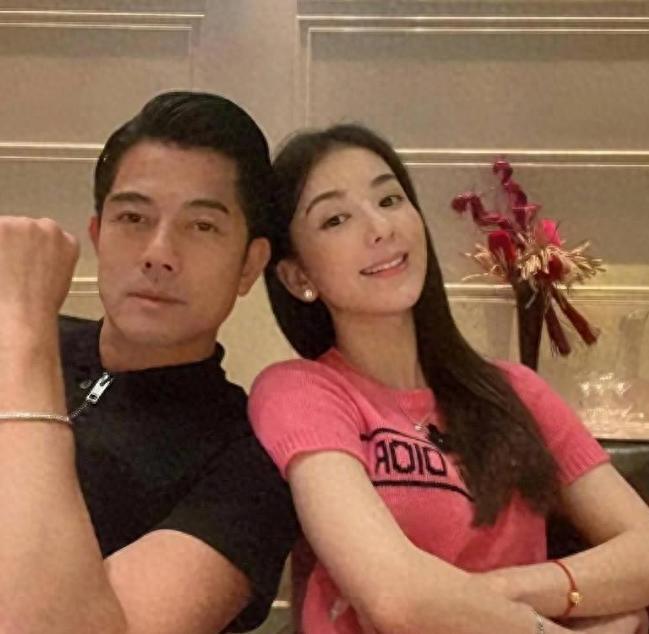 方媛上海购物被偶遇!身形肥硕,溜肩驼背无名媛气质,引网友吐槽(图1) 方媛上海购物被偶遇!身形肥硕,溜肩驼背无名媛气质,引网友吐槽(图1)