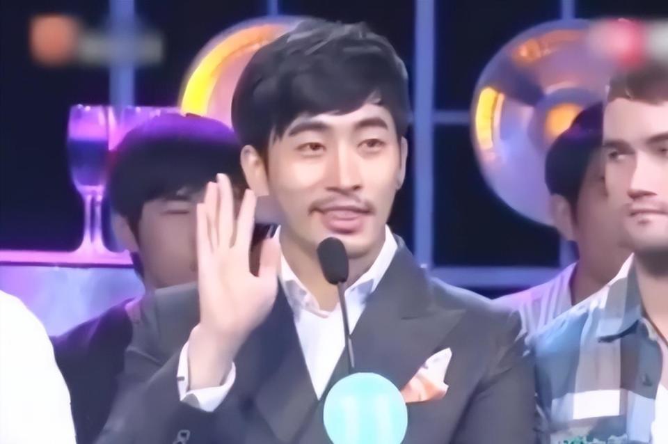 方媛上海购物被偶遇!身形肥硕,溜肩驼背无名媛气质,引网友吐槽(图6) 方媛上海购物被偶遇!身形肥硕,溜肩驼背无名媛气质,引网友吐槽(图6)