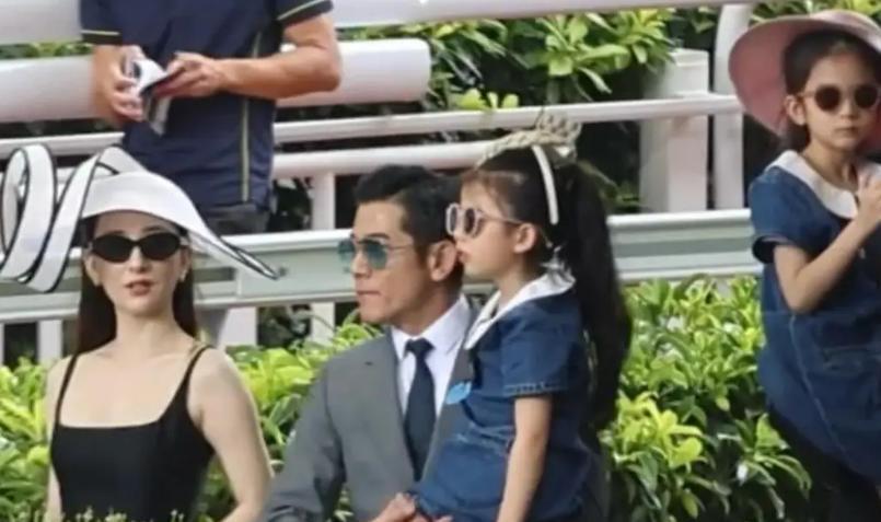 方媛上海购物被偶遇!身形肥硕,溜肩驼背无名媛气质,引网友吐槽(图13) 方媛上海购物被偶遇!身形肥硕,溜肩驼背无名媛气质,引网友吐槽(图13)