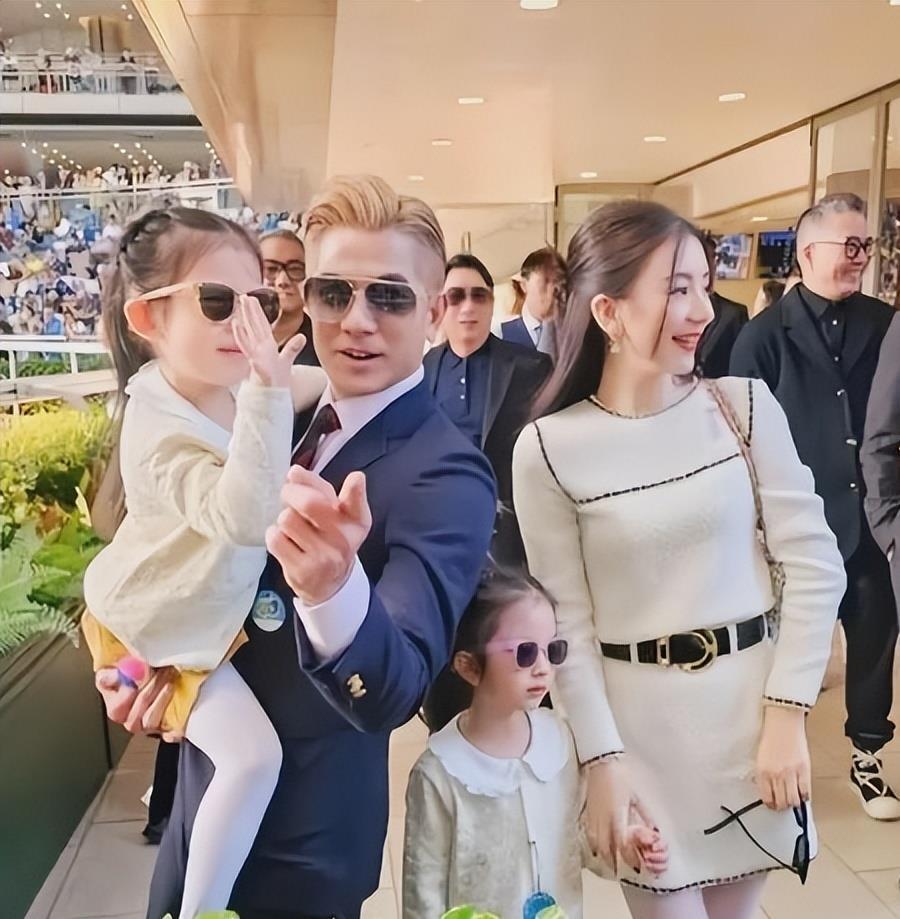 方媛上海购物被偶遇!身形肥硕,溜肩驼背无名媛气质,引网友吐槽(图12) 方媛上海购物被偶遇!身形肥硕,溜肩驼背无名媛气质,引网友吐槽(图12)