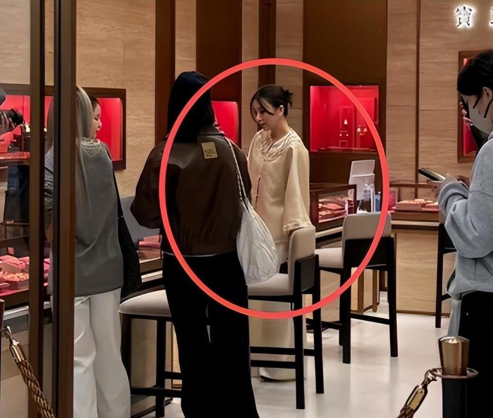 方媛上海购物被偶遇!身形肥硕,溜肩驼背无名媛气质,引网友吐槽(图18) 方媛上海购物被偶遇!身形肥硕,溜肩驼背无名媛气质,引网友吐槽(图18)