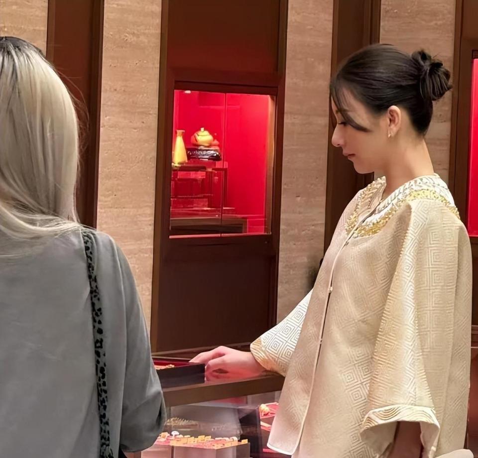 方媛上海购物被偶遇!身形肥硕,溜肩驼背无名媛气质,引网友吐槽(图19) 方媛上海购物被偶遇!身形肥硕,溜肩驼背无名媛气质,引网友吐槽(图19)