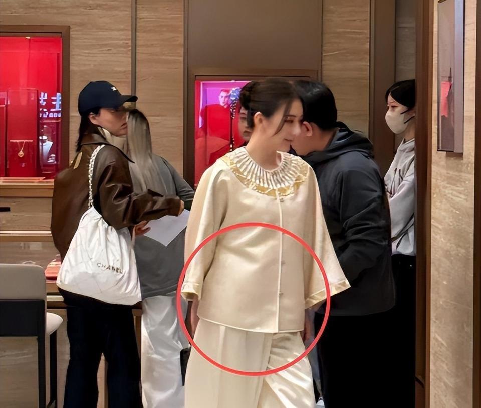 方媛上海购物被偶遇!身形肥硕,溜肩驼背无名媛气质,引网友吐槽(图22) 方媛上海购物被偶遇!身形肥硕,溜肩驼背无名媛气质,引网友吐槽(图22)