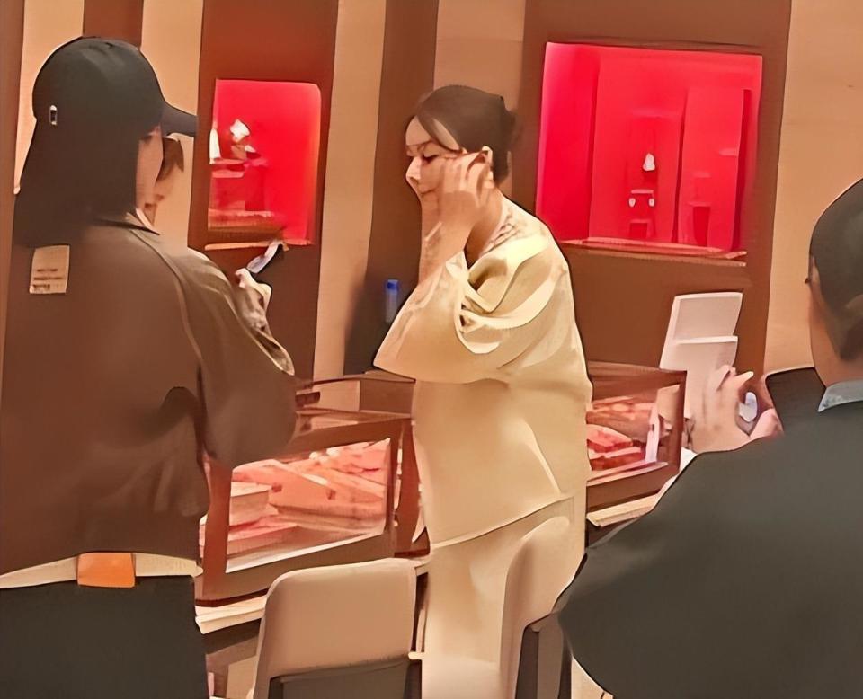 方媛上海购物被偶遇!身形肥硕,溜肩驼背无名媛气质,引网友吐槽(图21) 方媛上海购物被偶遇!身形肥硕,溜肩驼背无名媛气质,引网友吐槽(图21)