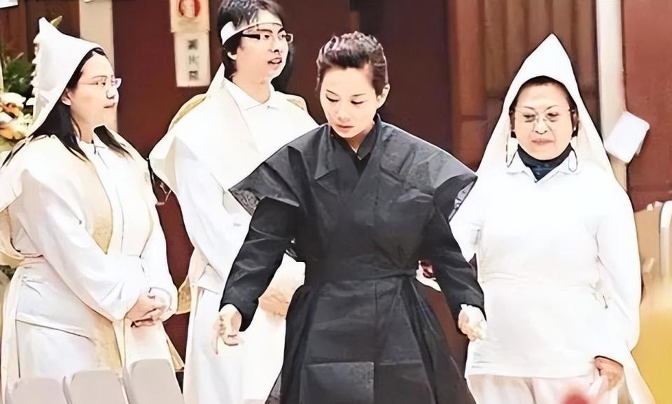 14年前，那个没有生育能力，40岁嫁小丈夫的陈松伶，如今怎样了？(图10)