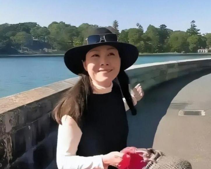 59岁田震近况曝光，戴假发化清纯妆，优雅现身和之前简直判若两人(图2)