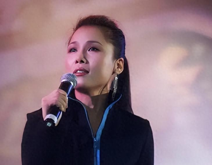 59岁田震近况曝光，戴假发化清纯妆，优雅