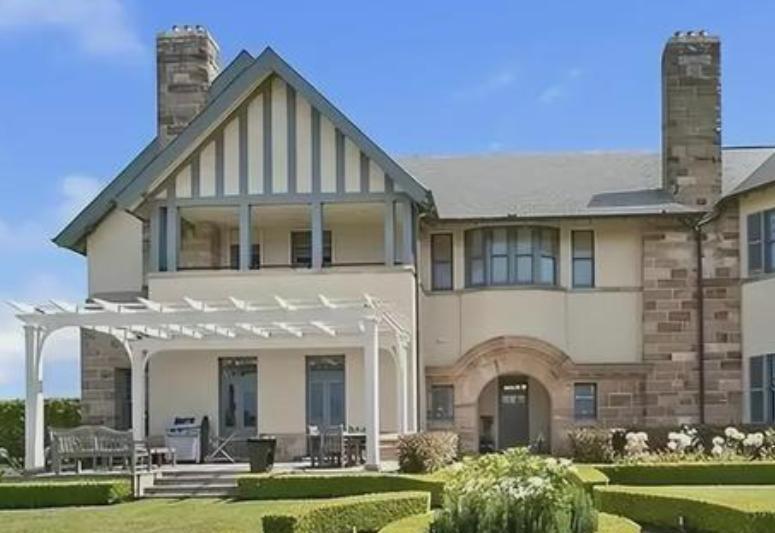 59岁田震近况曝光，戴假发化清纯妆，优雅现身和之前简直判若两人(图4)