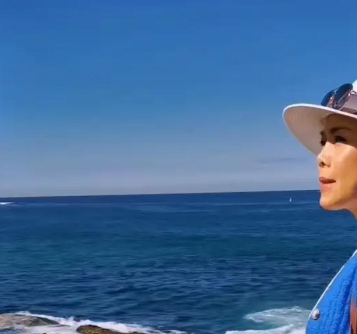 59岁田震近况曝光，戴假发化清纯妆，优雅现身和之前简直判若两人(图3)