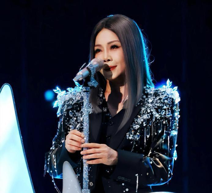 59岁田震近况曝光，戴假发化清纯妆，优雅现身和之前简直判若两人(图6)