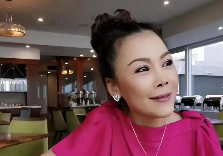 59岁田震近况曝光，戴假发化清纯妆，优雅现身和之前简直判若两人(图5)