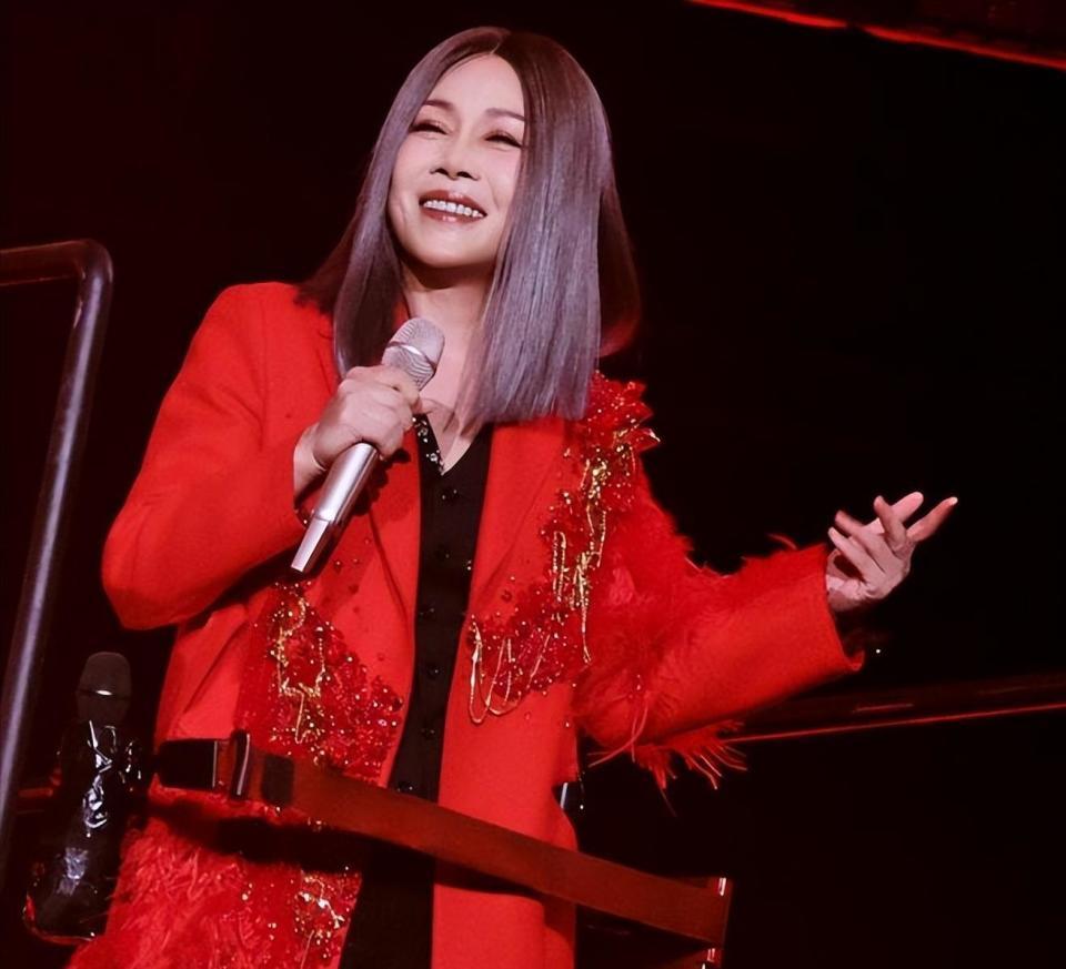 59岁田震近况曝光，戴假发化清纯妆，优雅现身和之前简直判若两人(图7)