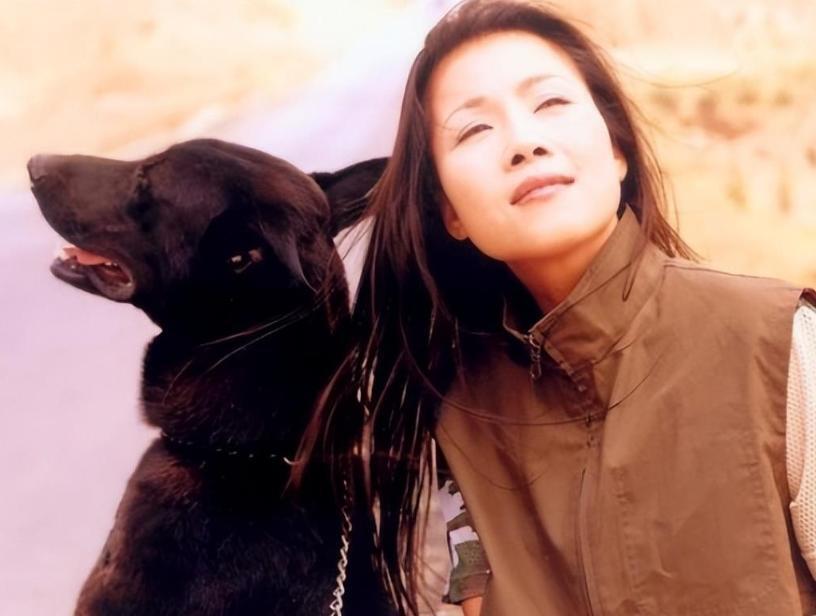 59岁田震近况曝光，戴假发化清纯妆，优雅现身和之前简直判若两人(图11)