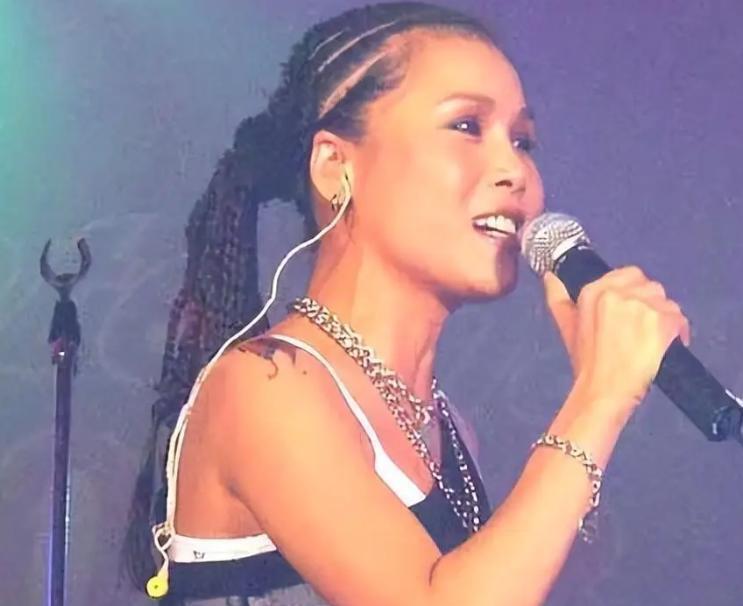 59岁田震近况曝光，戴假发化清纯妆，优雅现身和之前简直判若两人(图15)