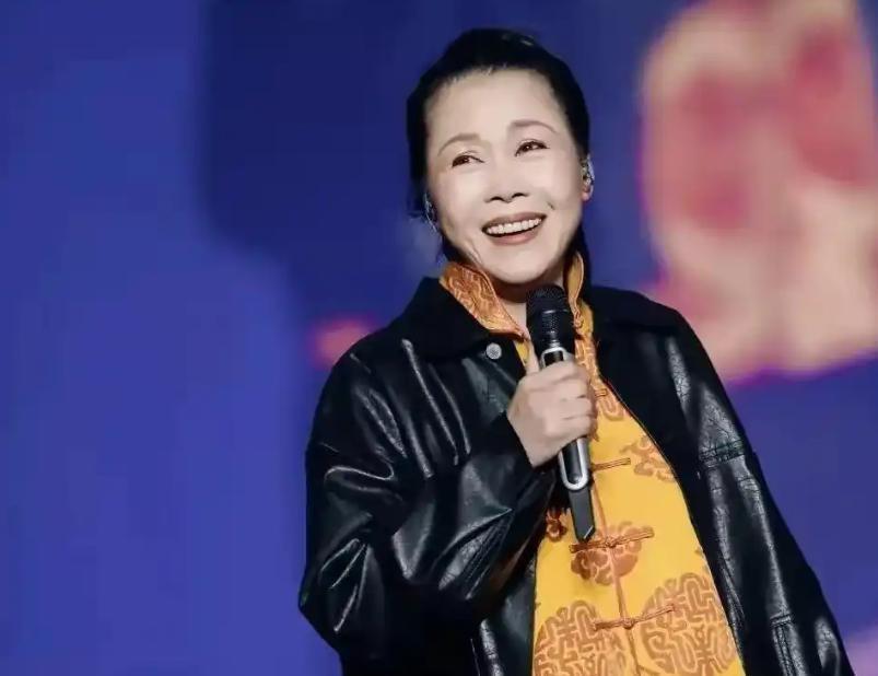 59岁田震近况曝光，戴假发化清纯妆，优雅现身和之前简直判若两人(图14)