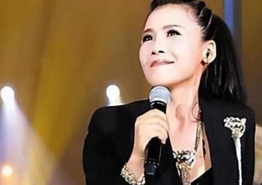 59岁田震近况曝光，戴假发化清纯妆，优雅现身和之前简直判若两人(图20)