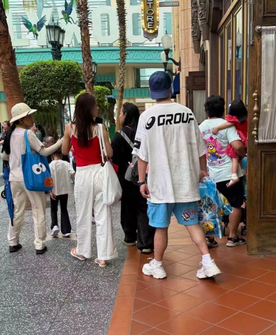 陈赫夫妇真实状态曝光！现身新加坡环球影城，陈赫油腻不少，张子萱身材似少女(图3)