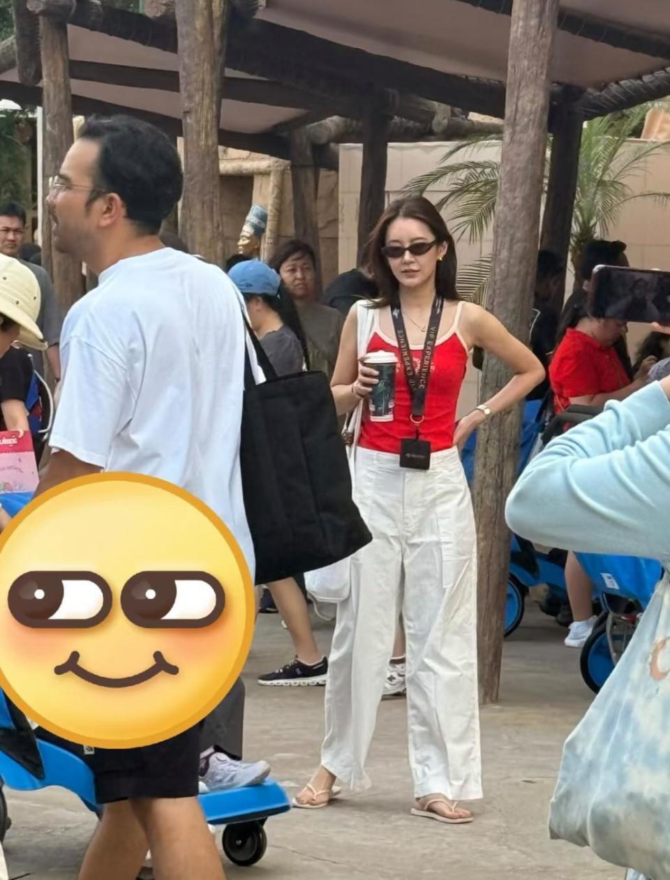 陈赫夫妇真实状态曝光！现身新加坡环球影城，陈赫油腻不少，张子萱身材似少女(图2)