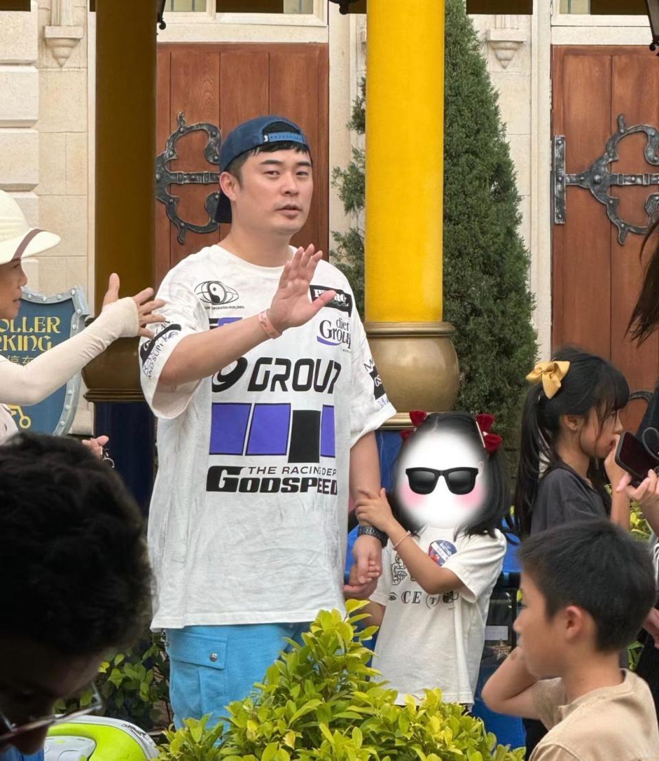 陈赫夫妇真实状态曝光！现身新加坡环球影城，陈赫油腻不少，张子萱身材似少女(图1)