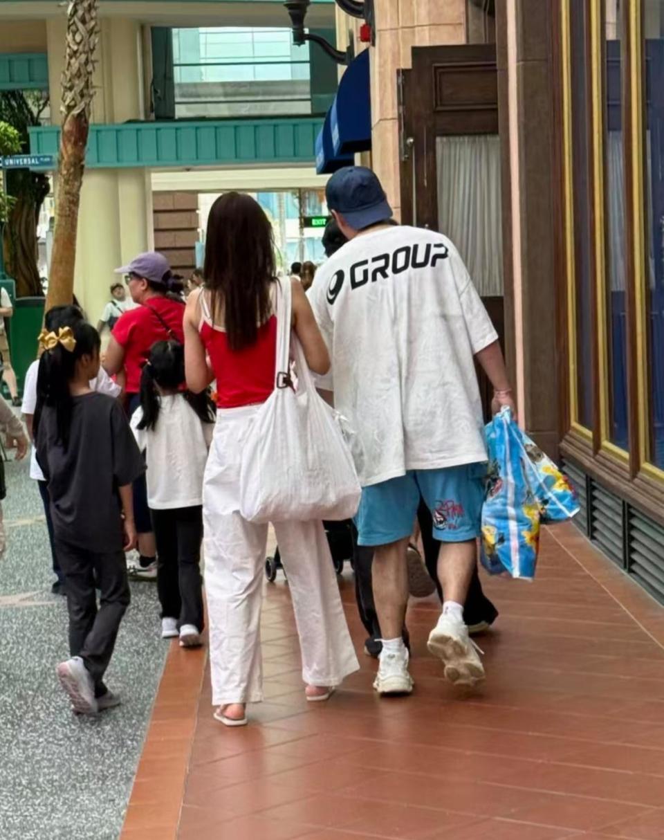 陈赫夫妇真实状态曝光！现身新加坡环球影城，陈赫油腻不少，张子萱身材似少女(图5)