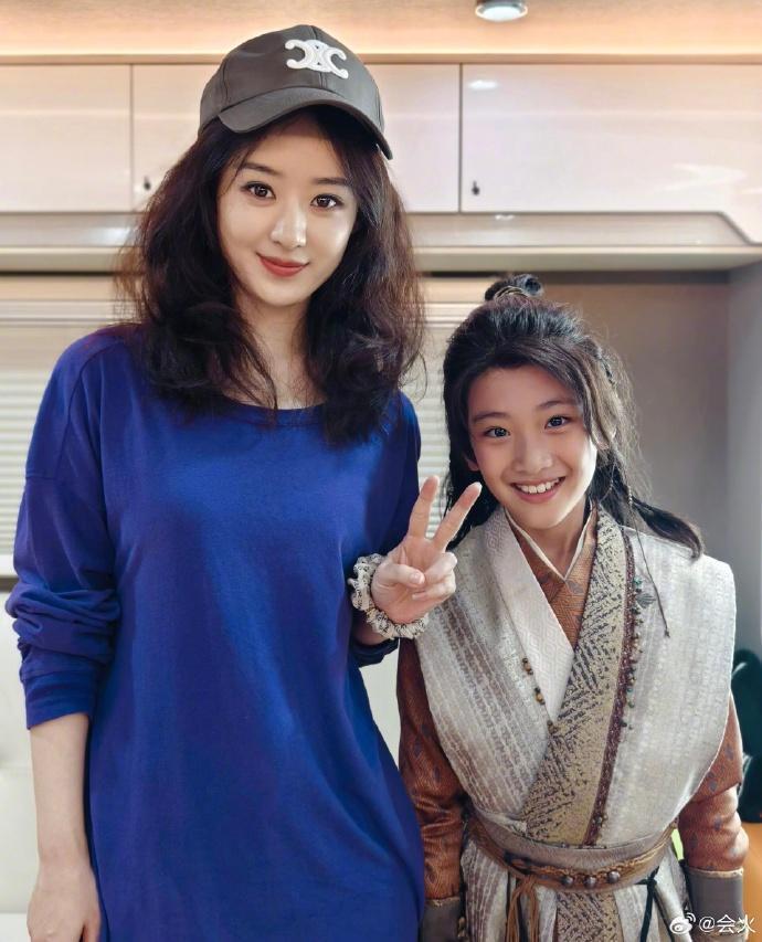 小演员晒与赵丽颖逍遥剧组合影！赵丽颖笑容很真诚，没有一丁点顶流架子(图2)