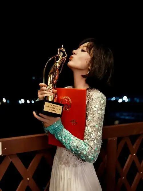 小演员晒与赵丽颖逍遥剧组合影！赵丽颖笑容很真诚，没有一丁点顶流架子(图7)