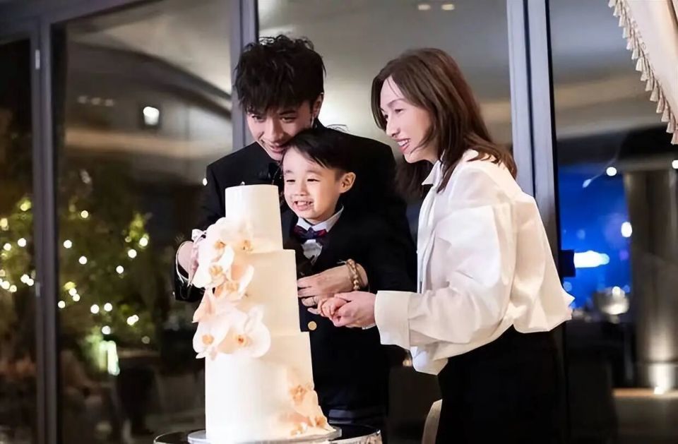 香港知名男星宣布喜讯,57岁太太生二胎,上月被偶遇还毫无孕味(图2) 香港知名男星宣布喜讯,57岁太太生二胎,上月被偶遇还毫无孕味(图2)