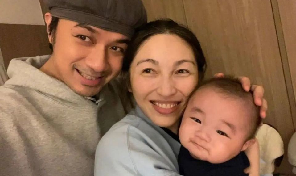 香港知名男星宣布喜讯,57岁太太生二胎,上月被偶遇还毫无孕味(图1) 香港知名男星宣布喜讯,57岁太太生二胎,上月被偶遇还毫无孕味(图1)