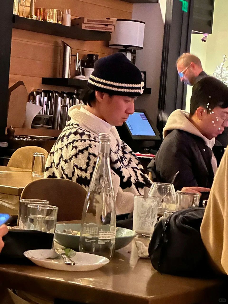 香港知名男星宣布喜讯,57岁太太生二胎,上月被偶遇还毫无孕味(图3) 香港知名男星宣布喜讯,57岁太太生二胎,上月被偶遇还毫无孕味(图3)