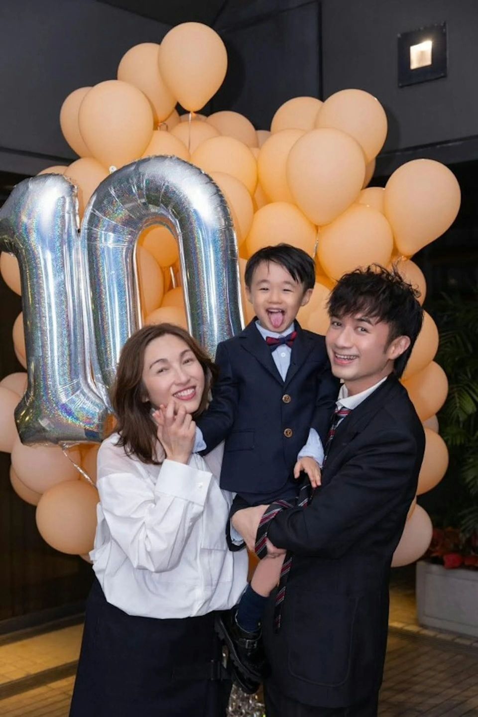 香港知名男星宣布喜讯,57岁太太生二胎,上月被偶遇还毫无孕味(图4) 香港知名男星宣布喜讯,57岁太太生二胎,上月被偶遇还毫无孕味(图4)