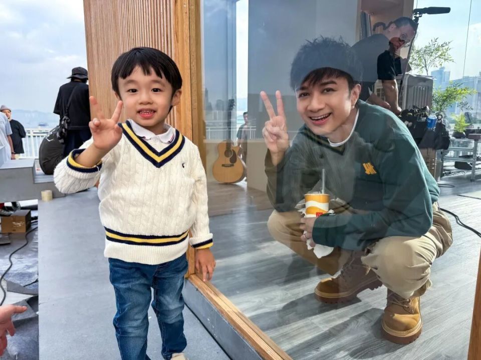 香港知名男星宣布喜讯,57岁太太生二胎,上月被偶遇还毫无孕味(图5) 香港知名男星宣布喜讯,57岁太太生二胎,上月被偶遇还毫无孕味(图5)