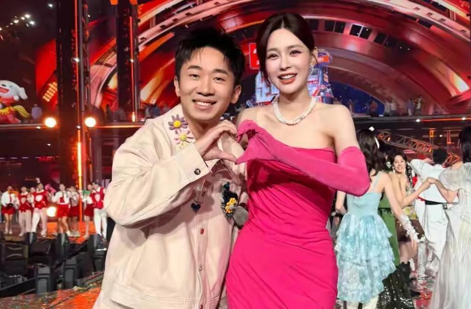 肢体冲突还是互动玩梗？沈梦辰杨迪跨年表现