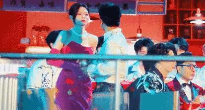 肢体冲突还是互动玩梗?沈梦辰杨迪跨年表现引热议,本尊回应来了(图2) 肢体冲突还是互动玩梗?沈梦辰杨迪跨年表现引热议,本尊回应来了(图2)