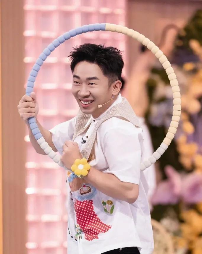 肢体冲突还是互动玩梗?沈梦辰杨迪跨年表现引热议,本尊回应来了(图3) 肢体冲突还是互动玩梗?沈梦辰杨迪跨年表现引热议,本尊回应来了(图3)