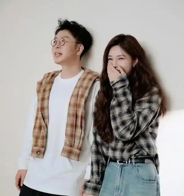 肢体冲突还是互动玩梗?沈梦辰杨迪跨年表现引热议,本尊回应来了(图4) 肢体冲突还是互动玩梗?沈梦辰杨迪跨年表现引热议,本尊回应来了(图4)