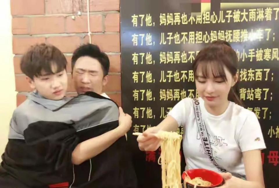 肢体冲突还是互动玩梗?沈梦辰杨迪跨年表现引热议,本尊回应来了(图5) 肢体冲突还是互动玩梗?沈梦辰杨迪跨年表现引热议,本尊回应来了(图5)