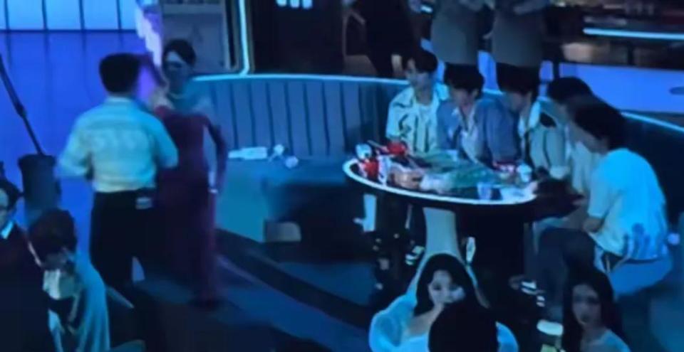 肢体冲突还是互动玩梗?沈梦辰杨迪跨年表现引热议,本尊回应来了(图7) 肢体冲突还是互动玩梗?沈梦辰杨迪跨年表现引热议,本尊回应来了(图7)